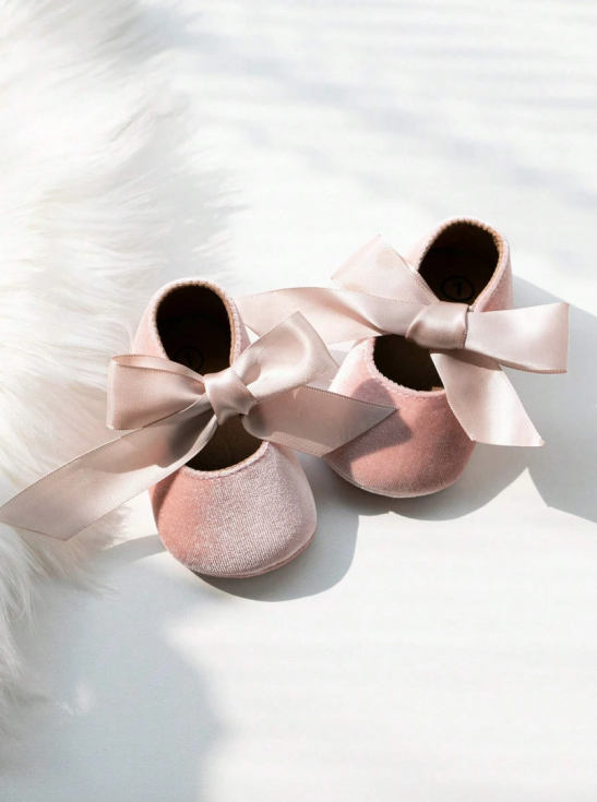 beebijalatsid, veluurist beebijalatsid, beebijalatsid lipsuga, mugavad beebijalatsid, beebi esimesed jalatsid, beebiriided, pidulikud beebijalatsid, imikute kingitused