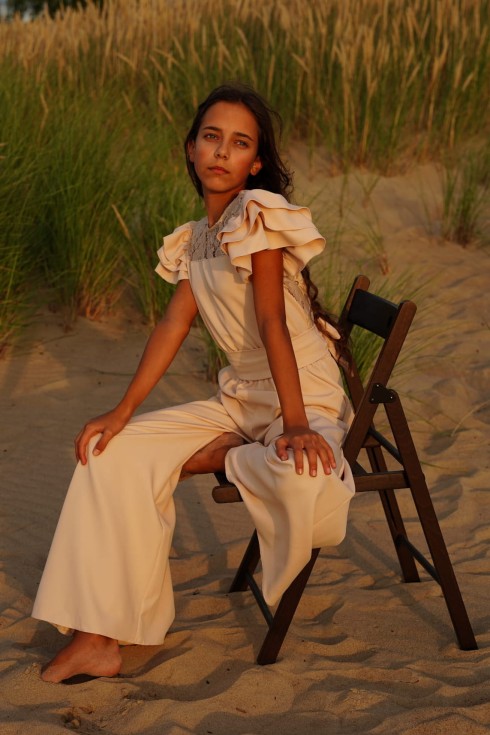 Beatrice kombinesoon tüdrukule – koronkpitsi ülaosa ja volangid