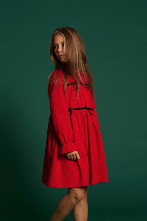 Punane pidulik tüdrukute kleit Karmine külgvaates rohelisel taustal