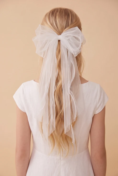 juukseklamber tüdrukutele, tüllist lips juustesse, elegantne juukseaksessuaar, pidulik juukseklamber, tüdrukute juuksekaunistus, pidulikud aksessuaarid, fotosessiooni aksessuaar