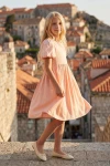 Tüdrukute pidulik kleit Sia roosa – külgvaade vanalinna katuste taustal